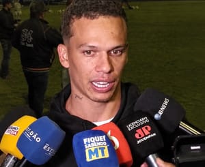 “Joguei muito nesse campo e hoje voltar para incentivar essas crianças é motivo de orgulho”, diz Lucas Callegari durante lançamento de projeto em Cuiabá