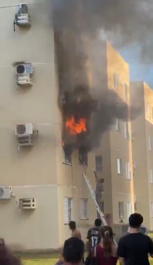 Incêndio destrói apartamento em residencial  de Várzea Grande e mobiliza moradores