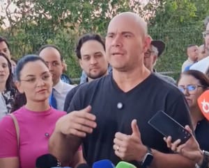 Abilio anuncia implantação de 20 parques infantis com pisos emborrachados  e cerca de 30 campos de futebol em Cuiabá