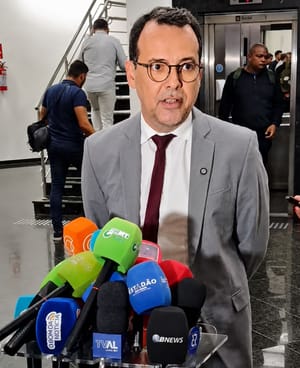 Lúdio Cabral diz que Flávio Bolsonaro devia aproveitar Marcha para Jesus em Cuiabá pra “pedir perdão pelos  crimes que ele cometeu com Vorcaro”