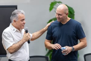 Abilio efetiva Reginaldo Teixeira na Educação e cobra gestão rígida de gastos e foco na qualidade do ensino