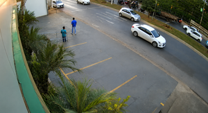 Motociclista bate na traseira de carro estacionado e fica ferido em Cuiabá