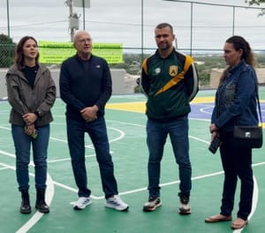 Michelly e Pivetta acompanham avanço de obras que transformarão antiga escola em complexo esportivo e cultural no Dom Aquino