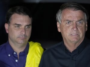 Moraes suspende visitas de Flávio a Jair Bolsonaro por 90 dias após divulgação de carta política