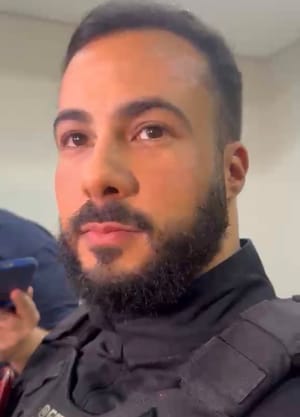 Laranja do CV vivia em casa de madeira e escondia apartamento de R$ 6 milhões à beira-mar para facção, diz delegado sobre alvo da operação Replay
