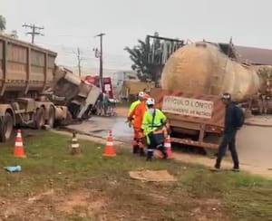 Duas carretas tombam após colisão no quilômetro 401 da BR-364, em Cuiabá