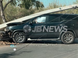 Carro de Eduardo Botelho perde controle, derruba poste e mobiliza agentes de trânsito em Cuiabá