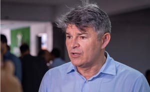 Projeto de Zé Medeiros vira lei e bloqueia pensão de investigados por morte de pais