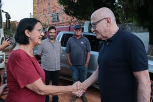 Pivetta visita bairro em que poço de água foi reativado em Várzea Grande