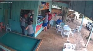 Câmera flagra mulher sendo esfaqueada dentro de bar em Colniza; caso é investigado como tentativa de feminicídio