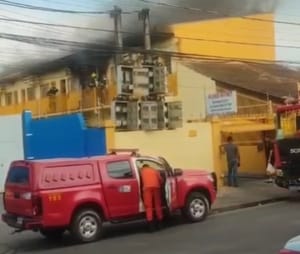Incêndio destrói três quitinetes e espalha fumaça intensa em Cuiabá