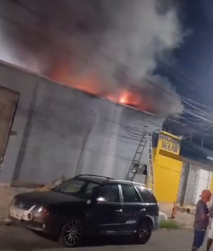 Incêndio atinge casa noturna, espalha fumaça e mobiliza quatro viaturas em Cuiabá