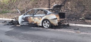 BMW vira bola de fogo após motorista ouvir explosão na Avenida das Torres