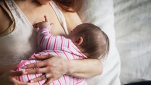 Desejo de amamentar no futuro não impede cirurgia mamária, mas exige planejamento