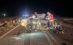 Homem morre após carro capotar em batida com caminhonete na BR-070