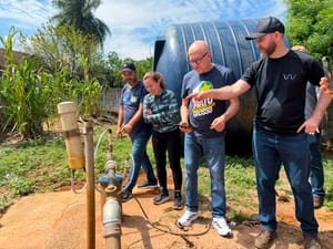 Pivetta vistoria abastecimento e acompanha chegada de água às casas do Grande Cristo Rei