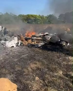 Avião cai em fazenda, pega fogo e deixa três mortos carbonizados em Água Boa