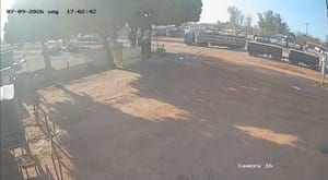 Câmera registra tombamento de carreta carregada com porcos em Várzea Grande