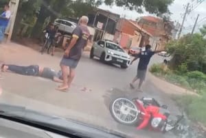 Vídeo mostra momento de que motociclista morre ao bater violentamente em carro que atravessava avenida em Cuiabá