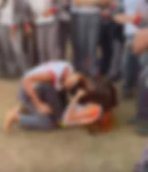 Alunas de escola militar saem no tapa após aula e colegas incentivam briga em Lucas do Rio Verde