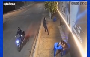 Câmera registra dupla chegando de moto e atirando contra empresária em Pontes e Lacerda