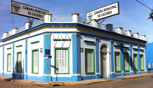 Câmara de Cáceres contrata R$ 1 milhão sem licitação própria enquanto obra tira gabinetes da sede