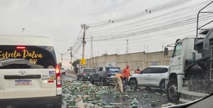 Vídeo mostra populares levando carga após caminhão de Heineken tombar em Cuiabá