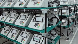 Mais de 700 urnas de Cuiabá e VG recebem dados de eleitores e candidatos e são lacradas pelo TRE