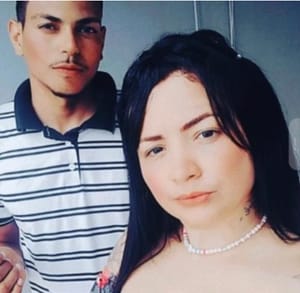 Homem é esfaqueado pela companheira em conveniência de posto e morre no hospital