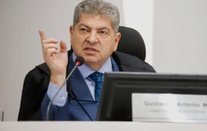 Prefeitura de Água Boa entra na mira do TCE após pagar  94% de usina solar, e engenheiros recusarem obra por  risco de incêndio
