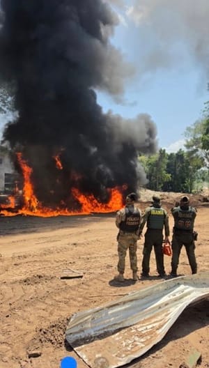PF fecha cerco ao garimpo ilegal e inutiliza 21 balsas em rios de Mato Grosso