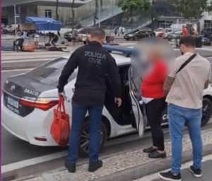 Foragida da justiça é presa trabalhando em quiosque de Copacabana após investigação de R$ 169 mil
