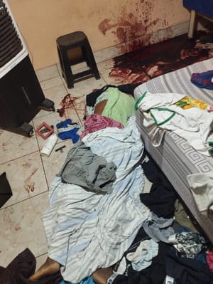 Idoso é encontrado morto dentro de casa com facão e martelo ensanguentados ao lado