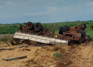 Motorista perde controle de caminhão e fica ferido em tombamento em MT