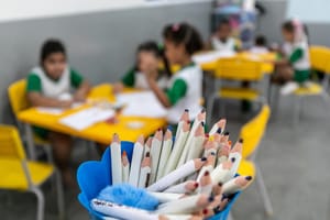 Prefeitura de Cuiabá faz "Pix do Dia do Professor" para cerca de 12,5 mil servidores