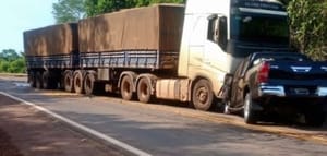 Quatro pessoas, incluindo criança de 2 anos, morrem em colisão frontal entre Hilux e carreta na BR-163