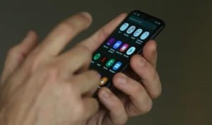 Motorista de aplicativo tenta devolver celular e descobre pornografia infantil