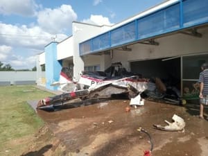 Avião agrícola cai sobre creche com 180 crianças em MT; piloto fica ferido e tragédia é evitada