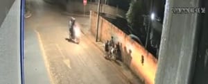 Vídeo mostra dupla em moto atirando contra quatro jovens que tomavam Tereré na calçada em Vila Bela
