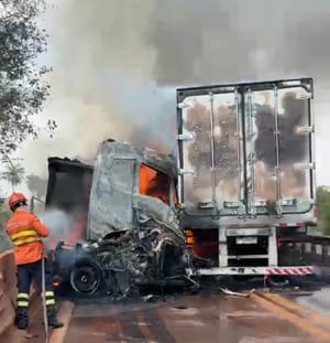 Sobe para dois o número de mortos em colisão com caminhão-tanque que pegou fogo em Rosário Oeste