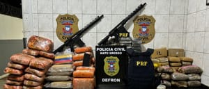 Polícia prende dois, apreende  armas, drogas e 13 celulares durante operação em MT; terceiro suspeito segue foragido