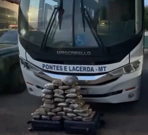 Ônibus da Prefeitura que levava pacientes a Cuiabá é flagrado com 31 tabletes de maconha; polícia investiga dono da droga