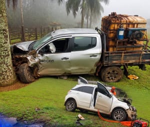 Motorista morre em batida frontal entre Agile e Hilux sob forte neblina na rodovia entre Campo Verde e Chapada