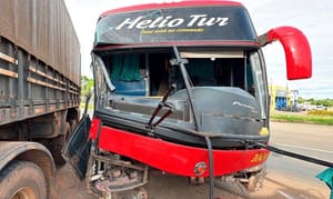 Dois ônibus com universitários e carreta se envolvem em grave acidente; caminhoneiro fica preso às ferragens