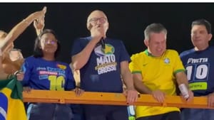 Pivetta celebra vitória, relembra trajetória de caminhoneiro a governador no primeiro discurso “Vamos honrar cada voto”