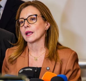 Flávia veta mudanças que dispensam documentos de água e esgoto para construção em bairros de Várzea Grande