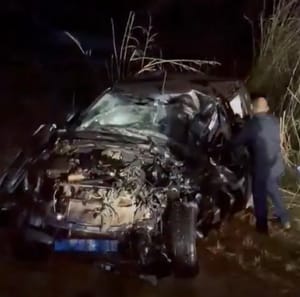 Hilux capota, caminhão tem cabine destruída e dois motoristas morrem em colisão com trator em MT