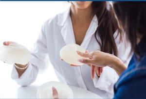 Prótese de silicone precisa ser trocada a cada dez anos? Especialista explica mito que ainda gera dúvidas