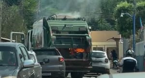 Caminhão de lixo pega fogo em frente a escola, assusta moradores e mobiliza bombeiros em Poconé