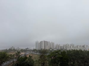 Cuiabá amanhece sob chuva e neblina nesta sexta-feira; previsão aponta temporais e fim de semana com temperaturas mais amenas